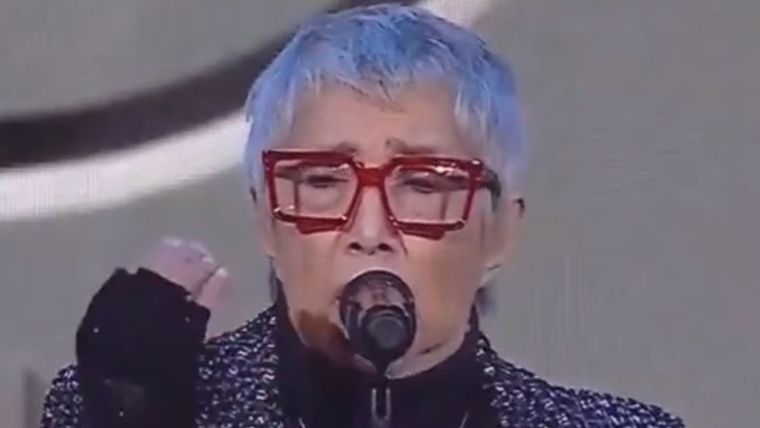 La artista homenajeada criticó al gobierno de Javier Milei y dedicó el premio a la expresidenta con emotivas palabras.