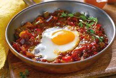 Cómo hacer huevos al plato con vegetales en pocos pasos.