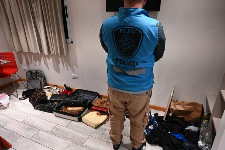 En una de las habitaciones hallaron pertenencias de Pampita, herramientas para forzar cerraduras, como ganzúas y palancas, además de dinero en efectivo.