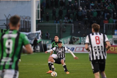 Tras comenzar en desventaja, Gimnasia sumó frente a Chicago en Mataderos y ahora marcha escolta del Lobo jujeño, al que recibirá el próximo domingo. Tras comenzar en desventaja, Gimnasia sumó frente a Chicago en Mataderos y ahora marcha escolta del Lobo jujeño, al que recibirá el próximo domingo.