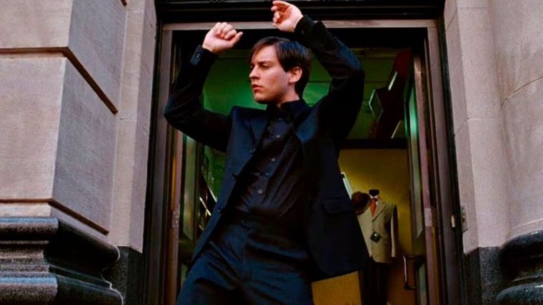 Escenas icónicas de las películas de Tobey Maguire como Spider-Man. Escenas icónicas de las películas de Tobey Maguire como Spider-Man.