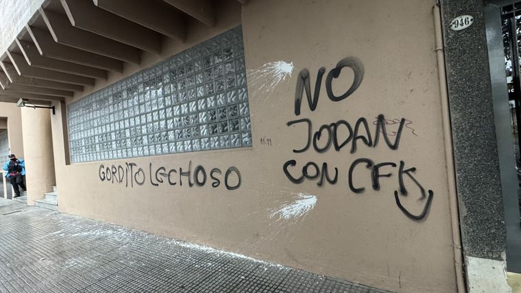 Las pintadas dejadas en Radio Rivadavia. Foto: Archivo