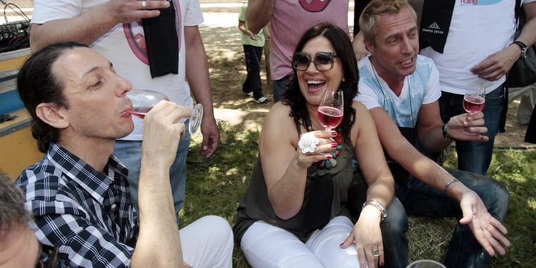 Un rosado para los invitados de honor: Humberto Tortonese, Elizabeth Vernaci y Marley. Foto: Nacho Gaffuri / MDZ