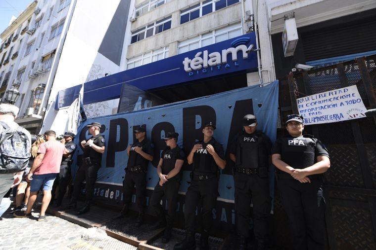 Personal policial custodia el ingreso a una de las dos redacciones de la agencia Télam. Foto: Juan Mateo Aberastain / MDZ