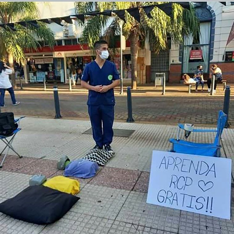 Federico Brítez enseña RCP en forma gratuita en espacios públicos de su ciudad.