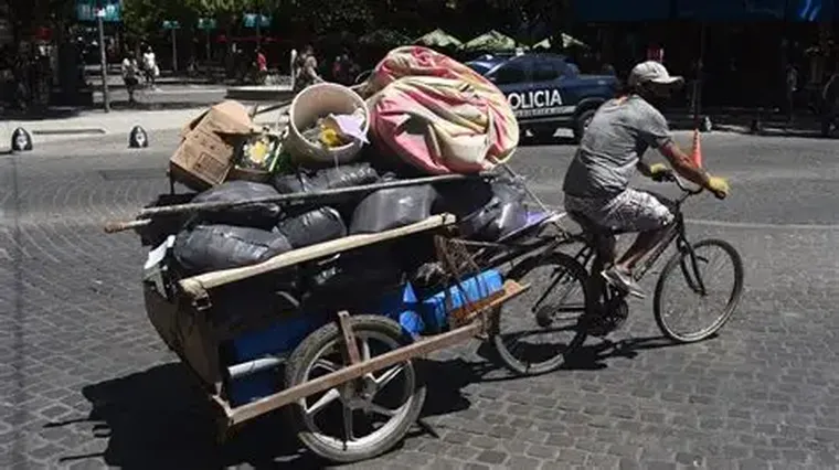 La persona deja de ocupar un lugar reconocible en el orden urbano puesto. La persona deja de ocupar un lugar reconocible en el orden urbano puesto.