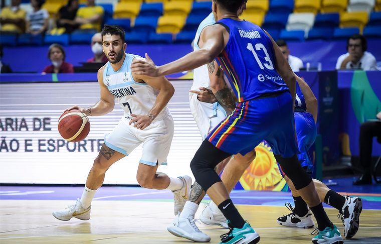 Argentina - Venezuela El equipo argentino de básquetbol superó a Venezuela y pasó a semifinales en la Americup.