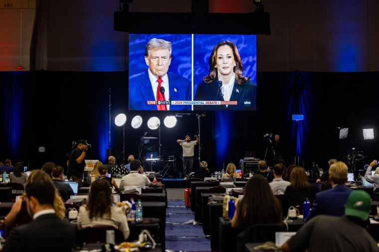 Donald Trump y Kamala Harris protagonizan el primer cara a cara de la carrera presidencial. Foto: EFE
