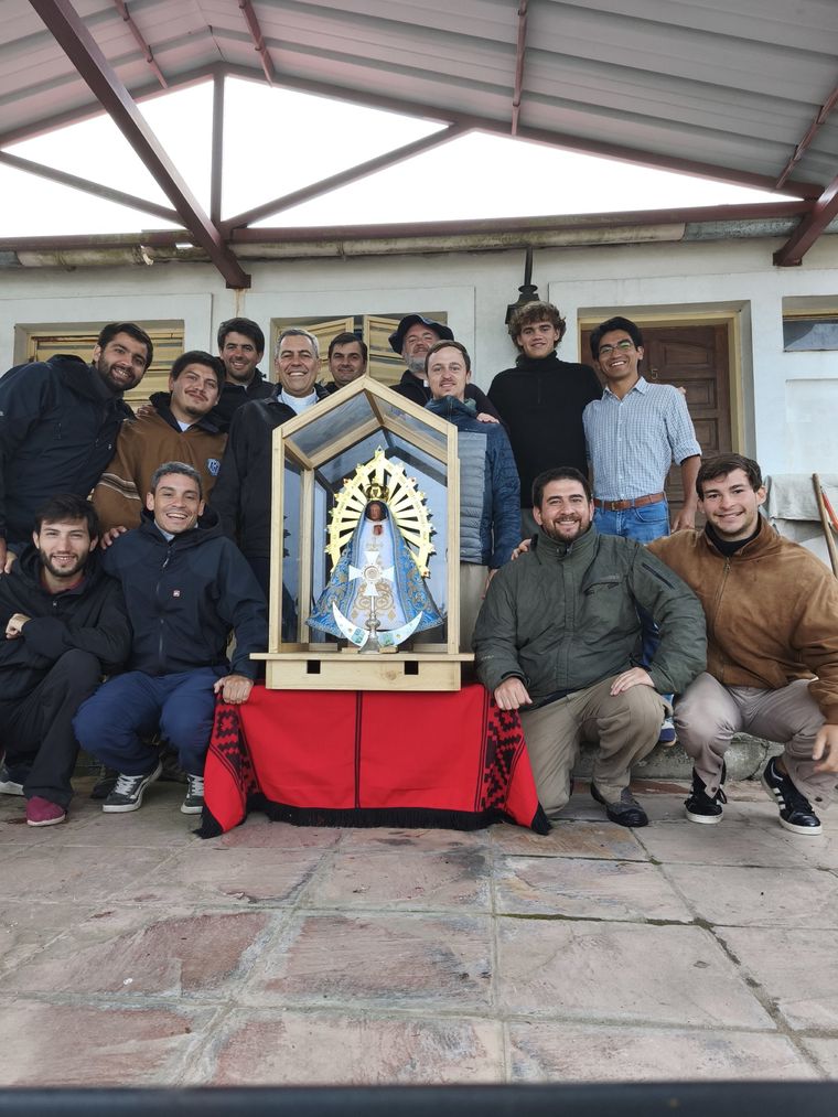 Nos organizamos en equipos, preparamos cada detalle logístico. Nos organizamos en equipos, preparamos cada detalle logístico.