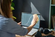 La limpieza correcta de pantallas y laptops ayuda a mantener la calidad de imagen y evita daños permanentes en el panel.