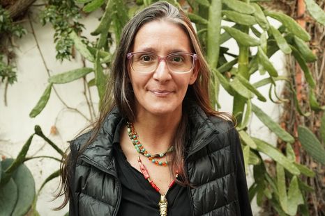 La mendocina Julieta Ravidá transforma realiza joyas que no responden a un molde clásico.