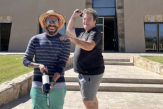 Divertidos: Carlitos Tevez y Alejandro Vigil, con el edificio de Catena Zapata al fondo. Foto: Instagram