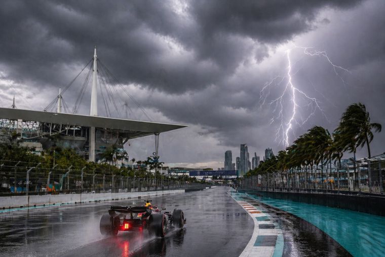 La Fórmula 1 analiza modificar el inicio del Gran Premio de Miami por condiciones climáticas adversas. La Fórmula 1 analiza modificar el inicio del Gran Premio de Miami por condiciones climáticas adversas.