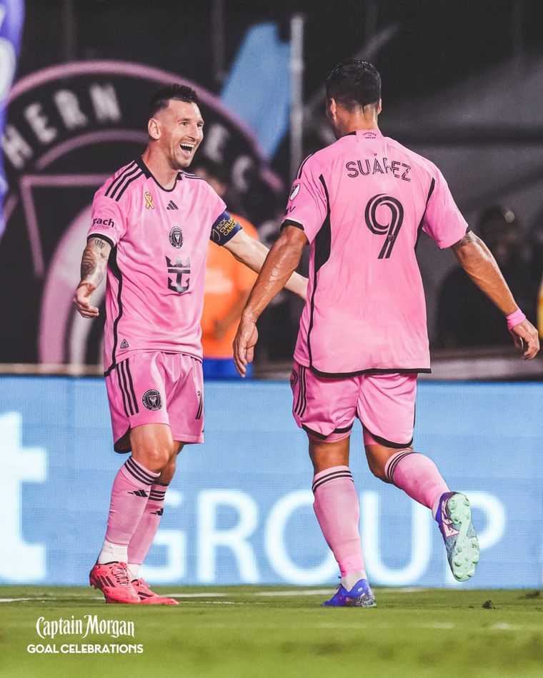 Messi celebra el tanto con Suárez. Foto: @InterMiamiCF
