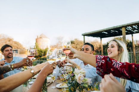 Pasan por un divorcio y vienen a Mendoza a celebrar el inicio de esa nueva etapa. Foto: Canva