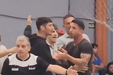 Hernán Grana tratando de increpar al árbitro. Foto: Captura video Hernán Grana tratando de increpar al árbitro. Foto: Captura video