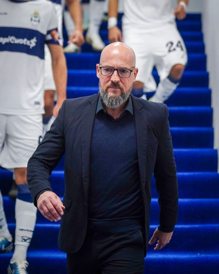 Alejandro Orfila dejó de ser el entrenador de Gimnasia de La Plata. Foto: @gimnasiaoficial