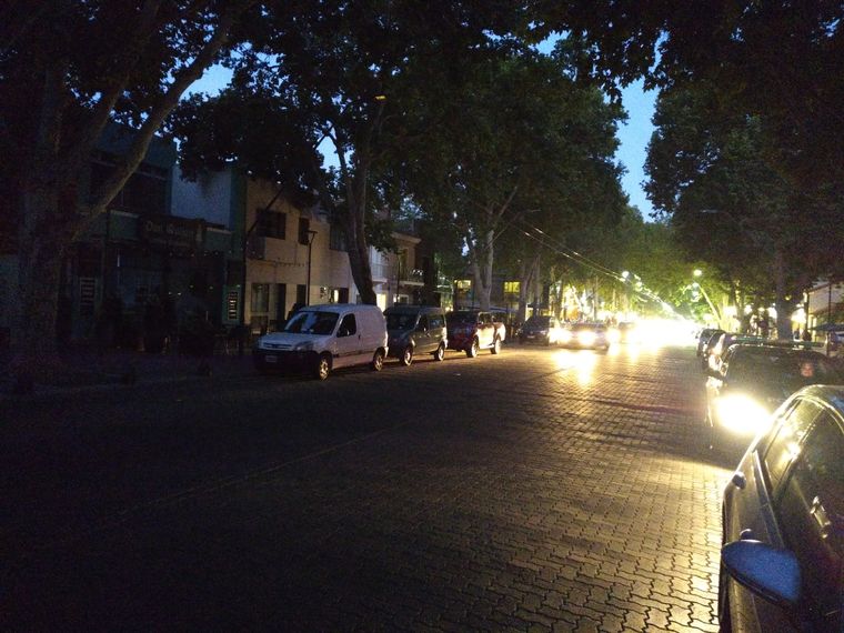 El Zonda puede llevar a que haya problemas eléctricos durante las próximas horas Foto: MDZ