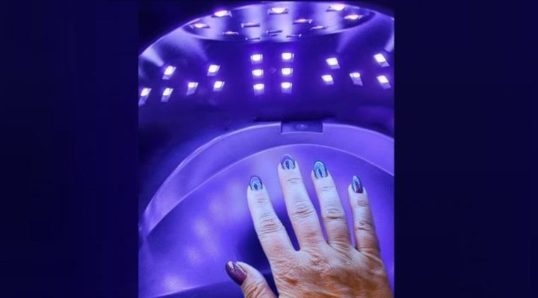 Las lámparas de secado de esmalte semipermanente son dispositivos formados por una fuente de luz LED. Foto: Conicet