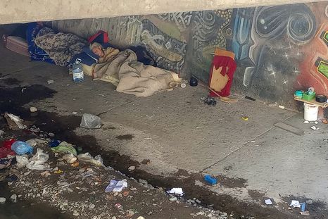 Rita vivía junto a Juan en el cauce del Zanjón de los ciruelos bajo el puente de la calle Paso de Los Andes. Rita vivía junto a Juan en el cauce del Zanjón de los ciruelos bajo el puente de la calle Paso de Los Andes.