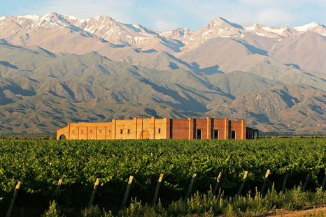 Este verano, Andeluna ofrece propuestas especiales para disfrutar del imponente paisaje de la montaña, la gastronomía y sus vinos.