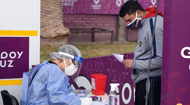 Un infectólogo asegura que podría haber circulación comunitaria de la variante Delta y nuevas restricciones Foto: ALF PONCE MERCADO / MDZ