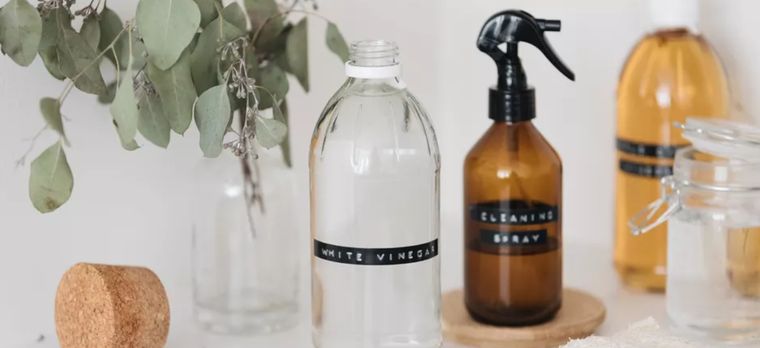 El vinagre blanco se usa para limpiar. Foto: The Spruce (thespruce.com=