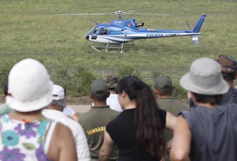 Instante en que el efectivo era retirado de la zona de carrera. Foto: Pachy Reynoso/mdz