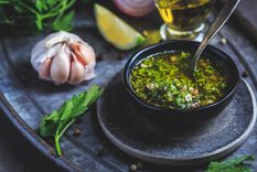 Prueba una de las salsas más ricas que nos ofrece la gastronomía argentina: receta de salsa chimichurri.