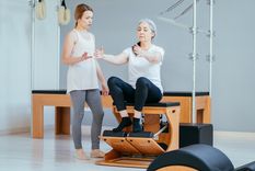 El pilates es una de las actividades más beneficiosas para mujeres mayores Foto: Shutterstock.
