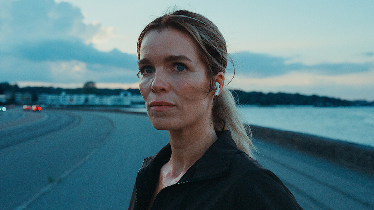 Con 6 capítulos y formato de thriller, la miniserie aparece en Netflix como una opción ideal para una maratón corta esta noche. Con 6 capítulos y formato de thriller, la miniserie aparece en Netflix como una opción ideal para una maratón corta esta noche.