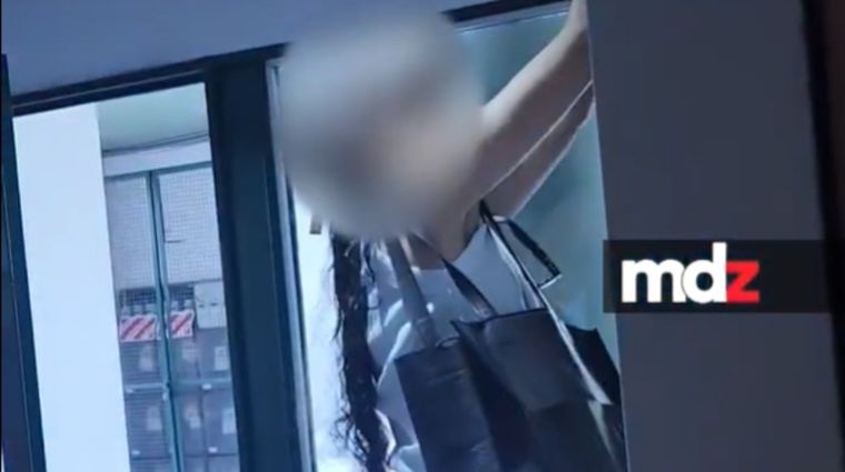 El joven denunció los ataques de su vecina con un video de los mismos.