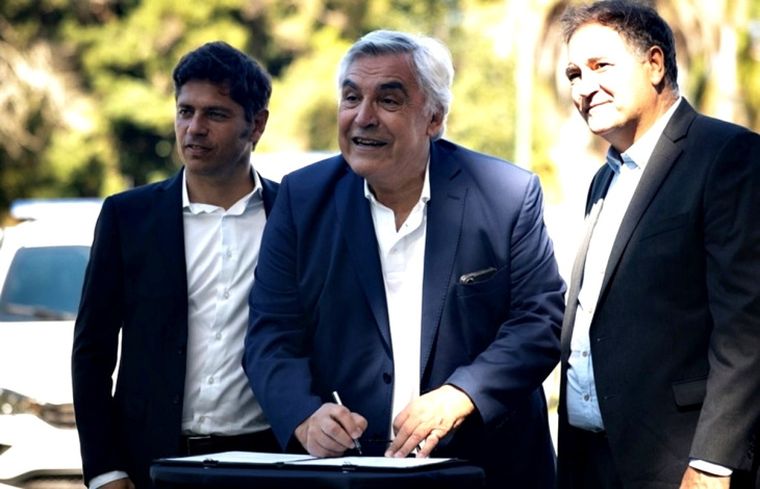 El intendente de Gral. Villegas, Gilberto Alegre con el gobernador Axel Kicillof en el acto de firmas de convenio con la provincia de Buenos Aires El intendente de Gral. Villegas, Gilberto Alegre con el gobernador Axel Kicillof en el acto de firmas de convenio con la provincia de Buenos Aires