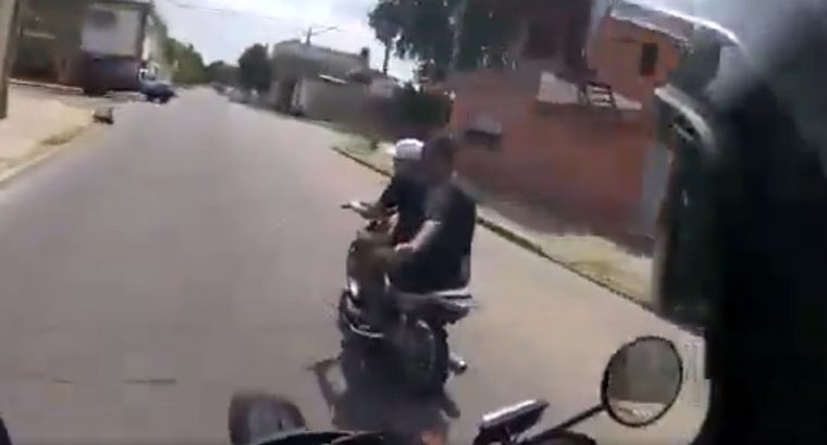 Rápido y furioso En un momento, el policía saca un garrote y reparte desde la moto.