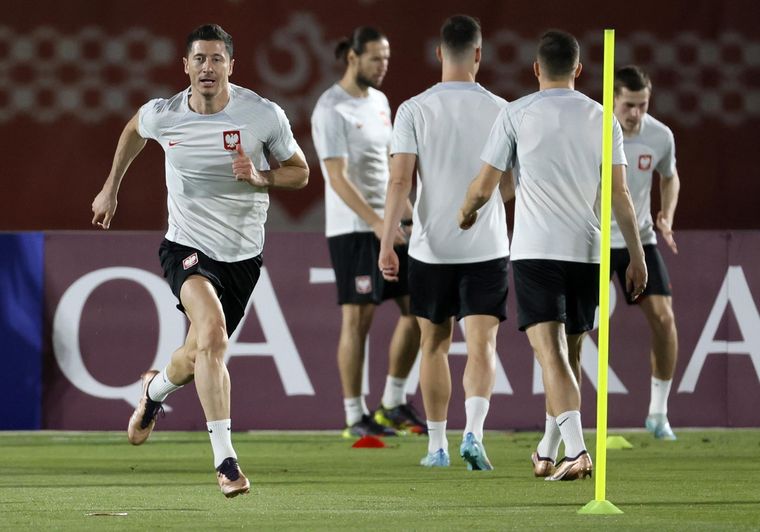Lewandowski, en el último entrenamiento previo al duelo ante Arabia Saudita. Foto: EFE/EPA/RONALD WITTEK