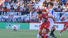 El mediocampista del Deportivo Maipú, Franco Saccone, cubre el balón ante la marca del capitán de Midland, Nicolás Violini. El mediocampista del Deportivo Maipú, Franco Saccone, cubre el balón ante la marca del capitán de Midland, Nicolás Violini.