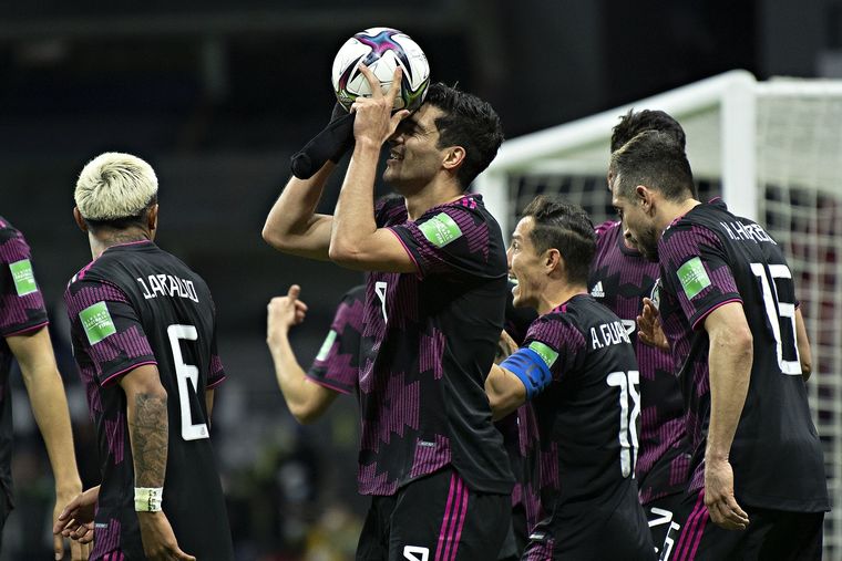 Raúl Jiménez celebra el gol de la victoria. Foto: @miseleccionmx