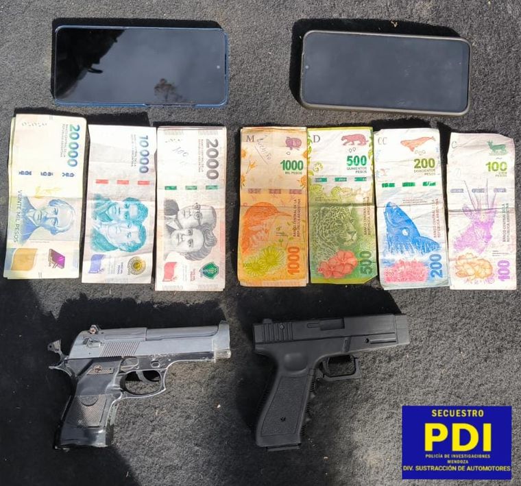 Celulares, dinero en efectivo y dos réplicas de arma secuestradas en el procedimiento. Celulares, dinero en efectivo y dos réplicas de arma secuestradas en el procedimiento.