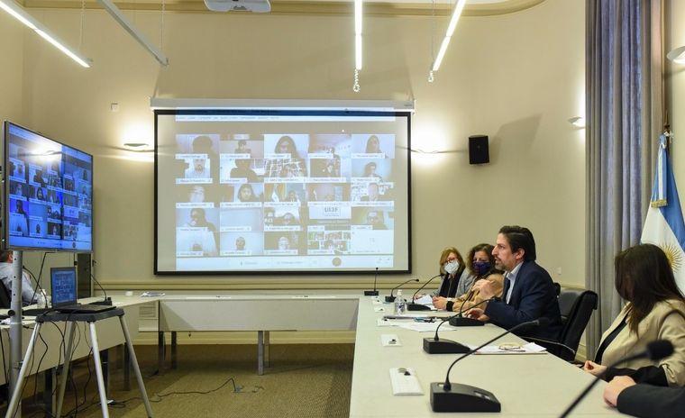 El ministro de Educación tuvo un zoom con los 24 colegas de las provincias.