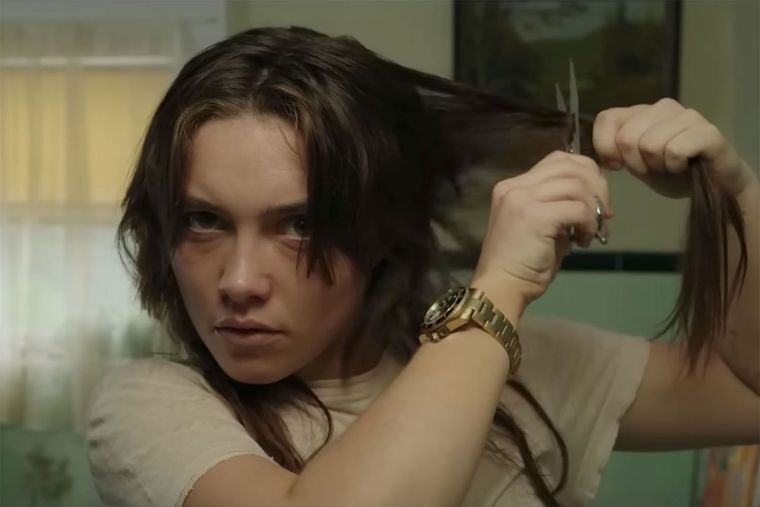 Foto: https://people.com/style/florence-pugh-cut-her-own-hair-a-good-person-scene/