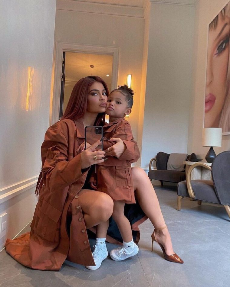 Kylie Jenner y Stormi, dos íconos de la moda actual. Foto: Instagram.