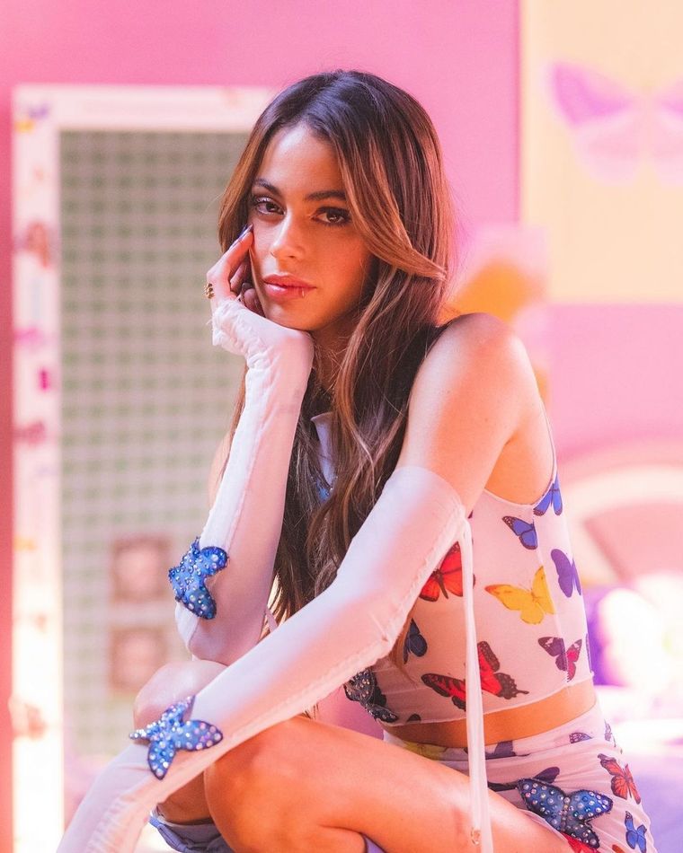 Tini Stoessel y los tips fundamentales para llevar jeans de tiro bajo y minifaldas Foto: Instagram