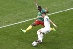 Camerún y Serbia disputan un partidazo. Foto: EFE