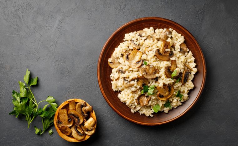 Risotto de puerro y champiñones Una receta simple para hacer en menos de 20 minutos. Foto: Shutterstock