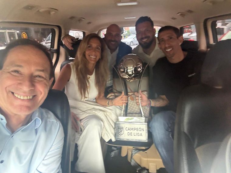 Carolina Cristinziano, sosteniendo el trofeo de Liga con Di María adentro de una combi. Es la vicepresidente de Rosario Central y fue parte de la Comisión Normalizadora de Armando Pérez y de Conmebol.