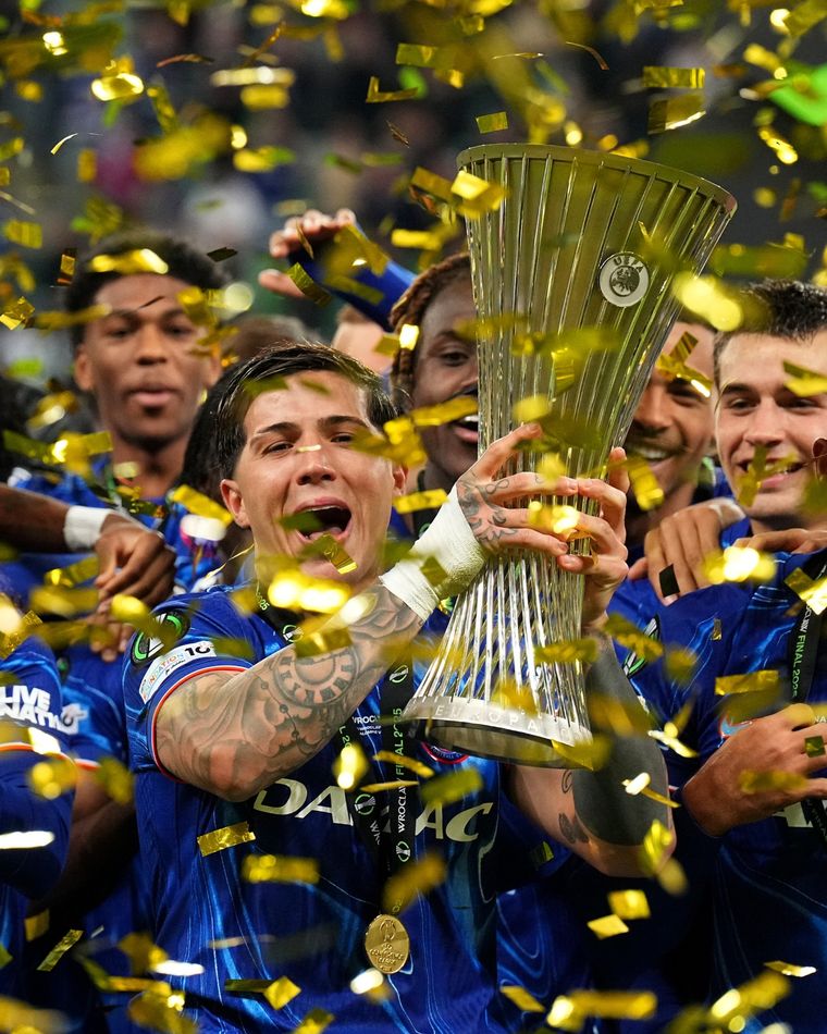 El festejo de Enzo con la copa. El volante de la Selección argentina marcó un gol y dio una asistencia en la final. ¿Se va al Real Madrid? Foto: @Conf_League