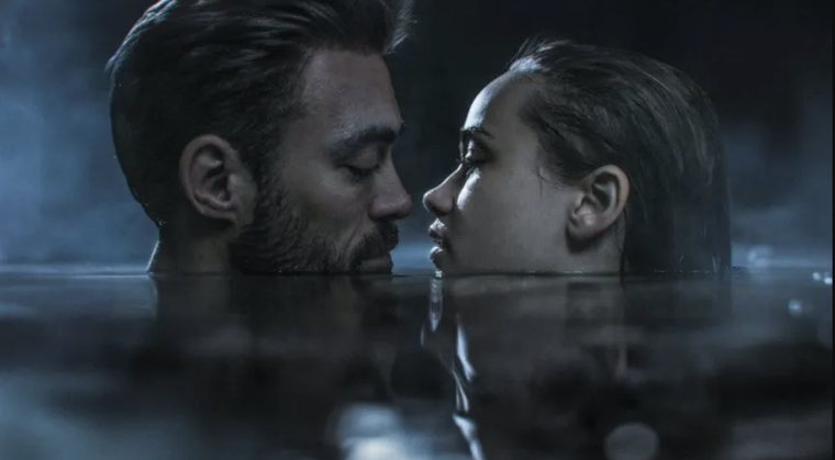 La trama remite a una historia de romance, complots, engaños y crímenes en la sociedad burguesa de Gran Bretaña Foto: Netflix