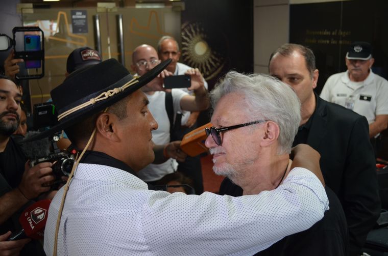 Jean Michel Bouvier, padre de una de las víctimas, junto a Vera, el condenado que luego fue absuelto Foto: Télam
