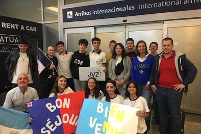 MDZol | Los estudiantes de la escuela José Vicente Zapata recibieron a pares de Francia para intercambiar conocimientos y ampliar su mirada cultural. Foto: Gentileza