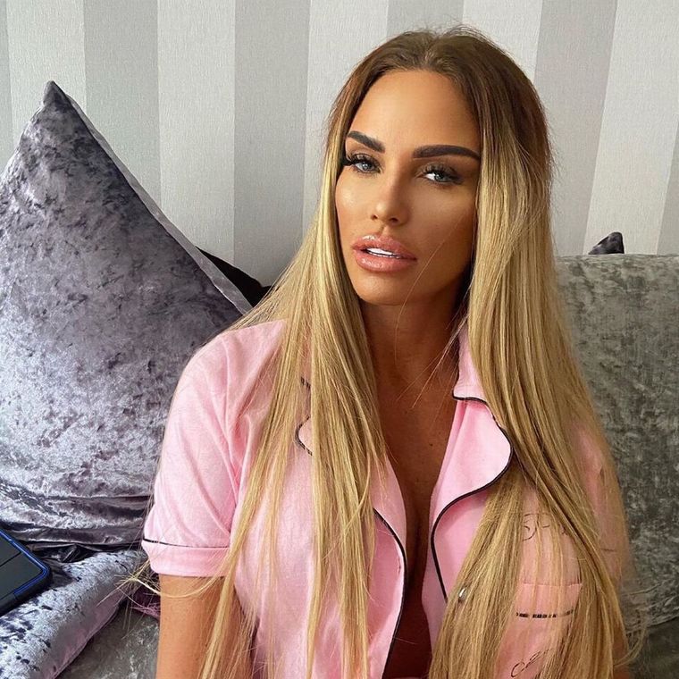 Foto: https://www.irishmirror.ie/showbiz/celebrity-news/katie-price-gets-bum-fillers-24232476